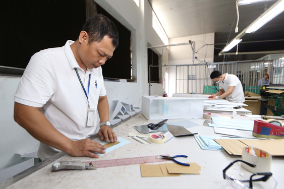 Anh Nguyễn Mạnh H&agrave;,  tấm gương điển h&igrave;nh lao động giỏi, s&aacute;ng tạo tại C&ocirc;ng ty TNHH PPJ - Wiser (TP Thủ Đức)  Ảnh: HO&Agrave;NG TRIỀU