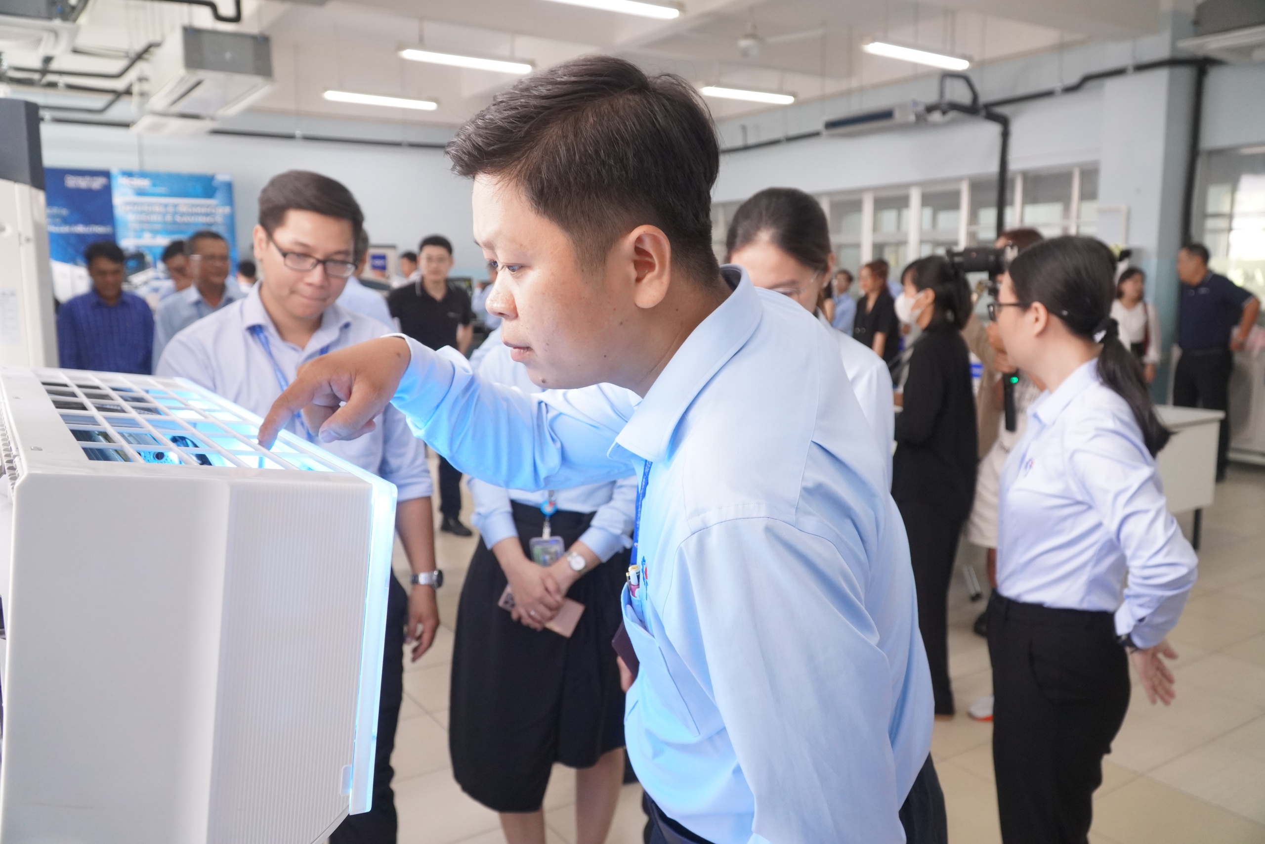 Sinh vi&ecirc;n &ldquo;đ&atilde; mắt&rdquo; với ph&ograve;ng thực h&agrave;nh c&ocirc;ng nghệ mới- Ảnh 4.