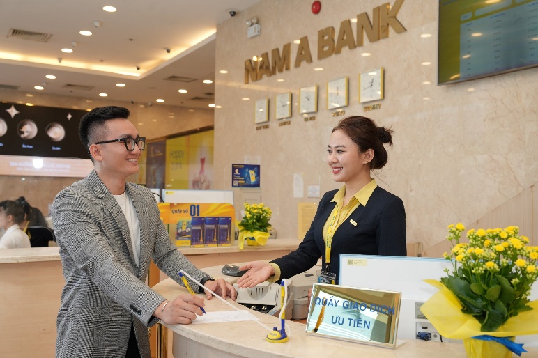 A person and person at a reception desk  Description automatically generated