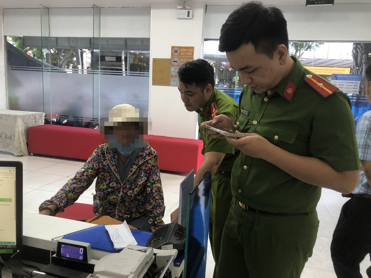 Người phụ nữ 66 tuổi hoảng loạn, đ&ograve;i chuyển tiền cho kẻ gian- Ảnh 1.