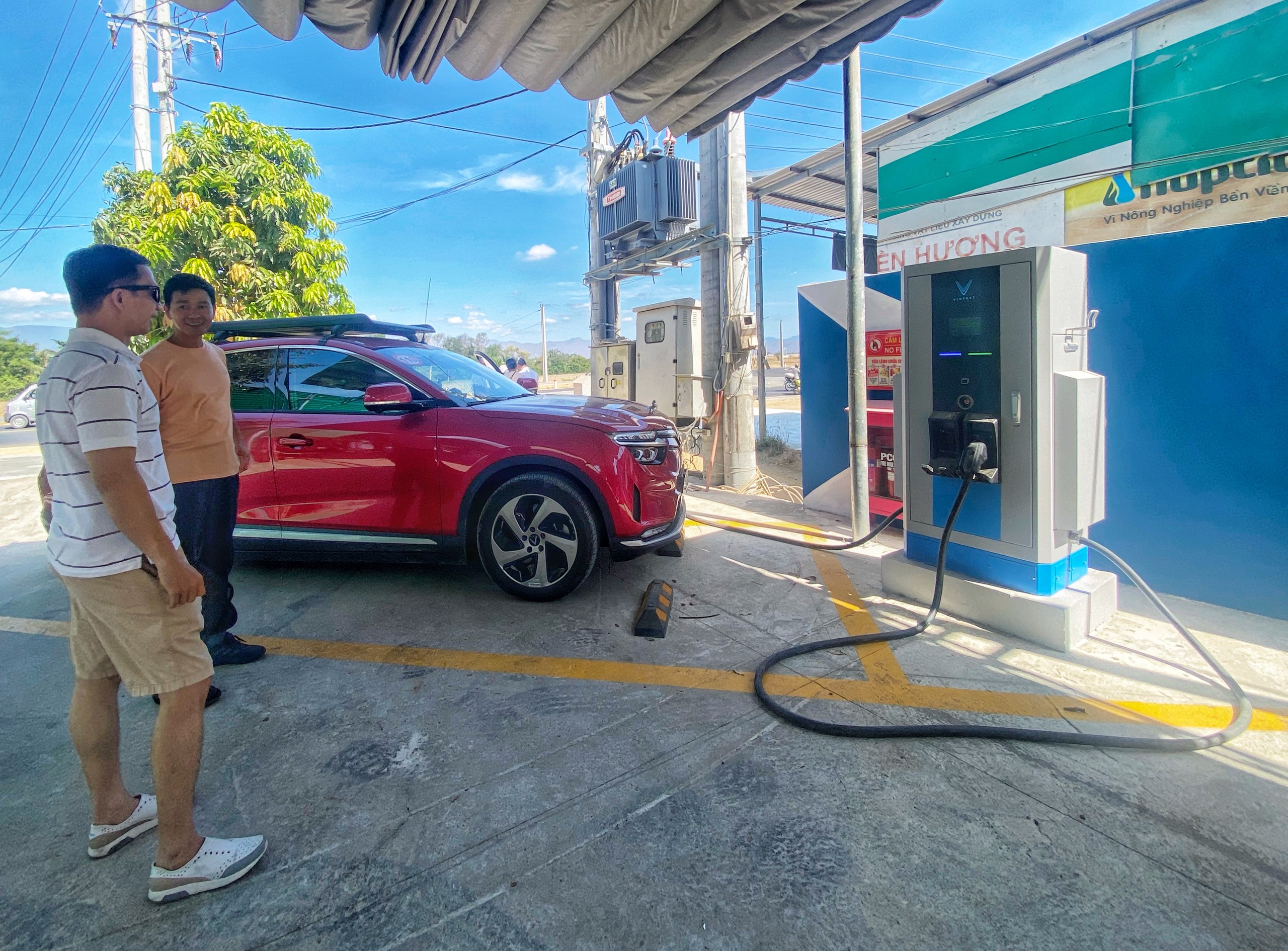 Sạc pin cho xe điện tại một trạm sạc ở tỉnh B&igrave;nh Thuận Ảnh: Ho&agrave;ng Triều