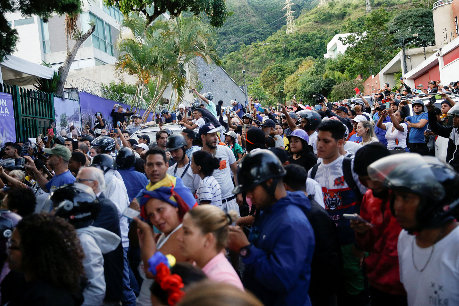 Những người ủng hộ phe đối lập biểu t&igrave;nh tại thủ đ&ocirc; Caracas - Venezuela h&ocirc;m 29-7 Ảnh: REUTERS