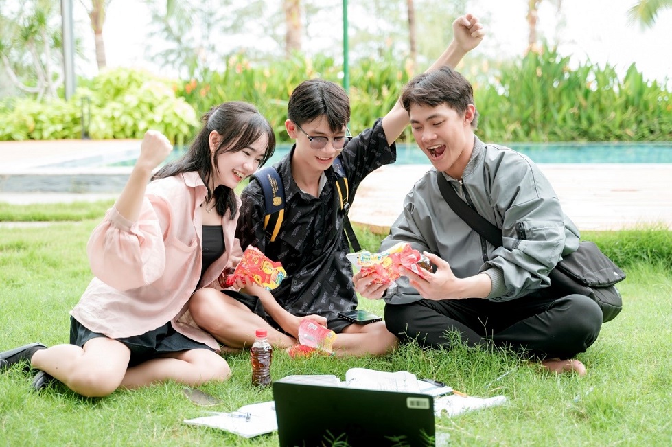 Chương tr&igrave;nh "X&eacute; nh&atilde;n Tr&agrave; Dr Thanh, 1 lần tr&uacute;ng x9 lần qu&agrave;" đang thu h&uacute;t đ&ocirc;ng đảo người ti&ecirc;u d&ugrave;ng tham gia, đặc biệt l&agrave; c&aacute;c bạn trẻ khi chương tr&igrave;nh vừa gi&uacute;p thanh lọc cơ thể để bản th&acirc;n tươi m&aacute;t hơn, vừa c&oacute; cơ hội tr&uacute;ng h&agrave;ng ng&agrave;n giải thẻ c&agrave;o điện thoại gi&aacute; trị mỗi ng&agrave;y