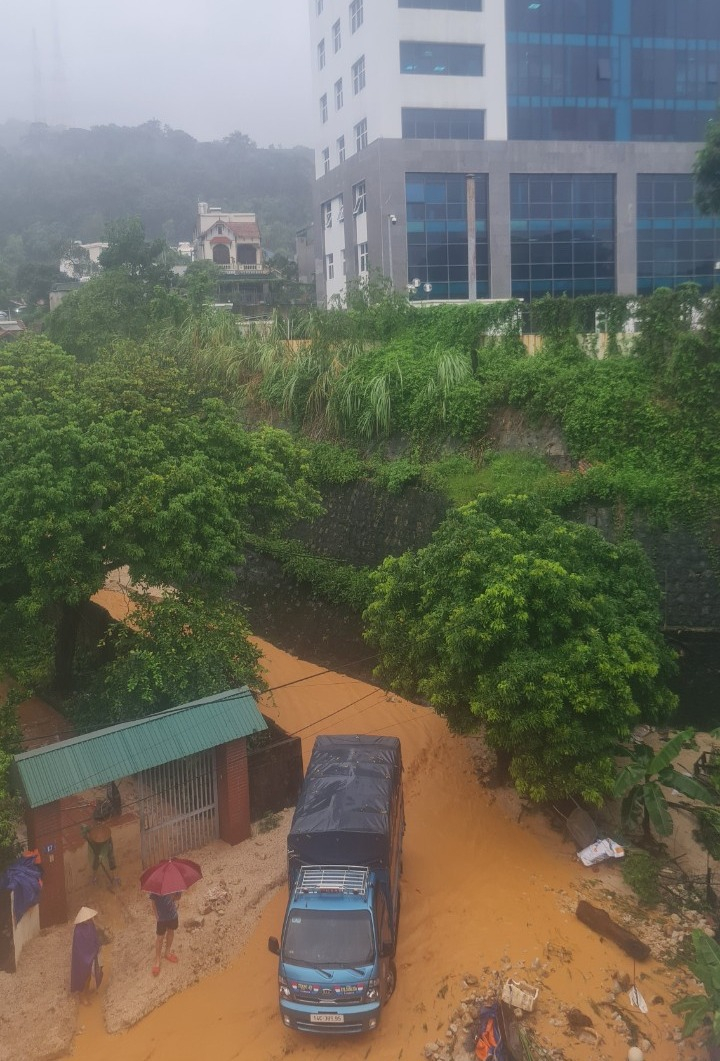 Mưa lớn k&eacute;o d&agrave;i ở Hạ Long, nhiều hộ d&acirc;n phải di dời khẩn cấp- Ảnh 5.
