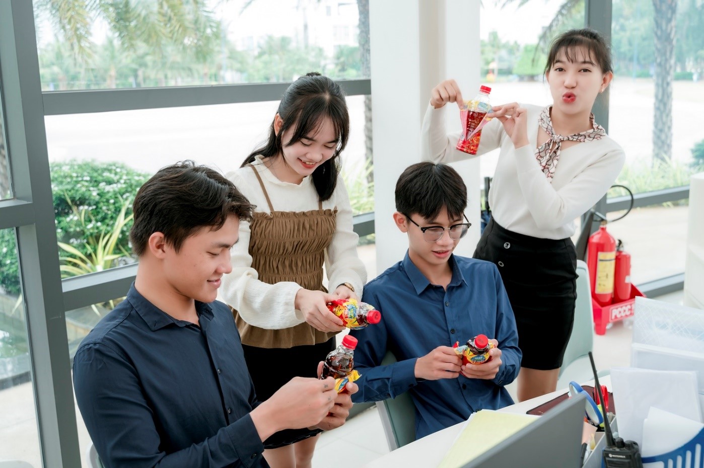 Nhiều bạn trẻ vừa thanh lọc cơ thể để tươi m&aacute;t mỗi ng&agrave;y vừa h&aacute;o hức x&eacute; nh&atilde;n chai lấy m&atilde; code tham gia chương tr&igrave;nh khuyến m&atilde;i của Tr&agrave; Dr Thanh để săn c&aacute;c giải thưởng gi&aacute; trị mỗi ng&agrave;y. Đặc biệt trong đ&oacute; l&agrave; giải thưởng 1 lần tr&uacute;ng 9 miếng v&agrave;ng SJC 999.9, mỗi miếng 5 chỉ