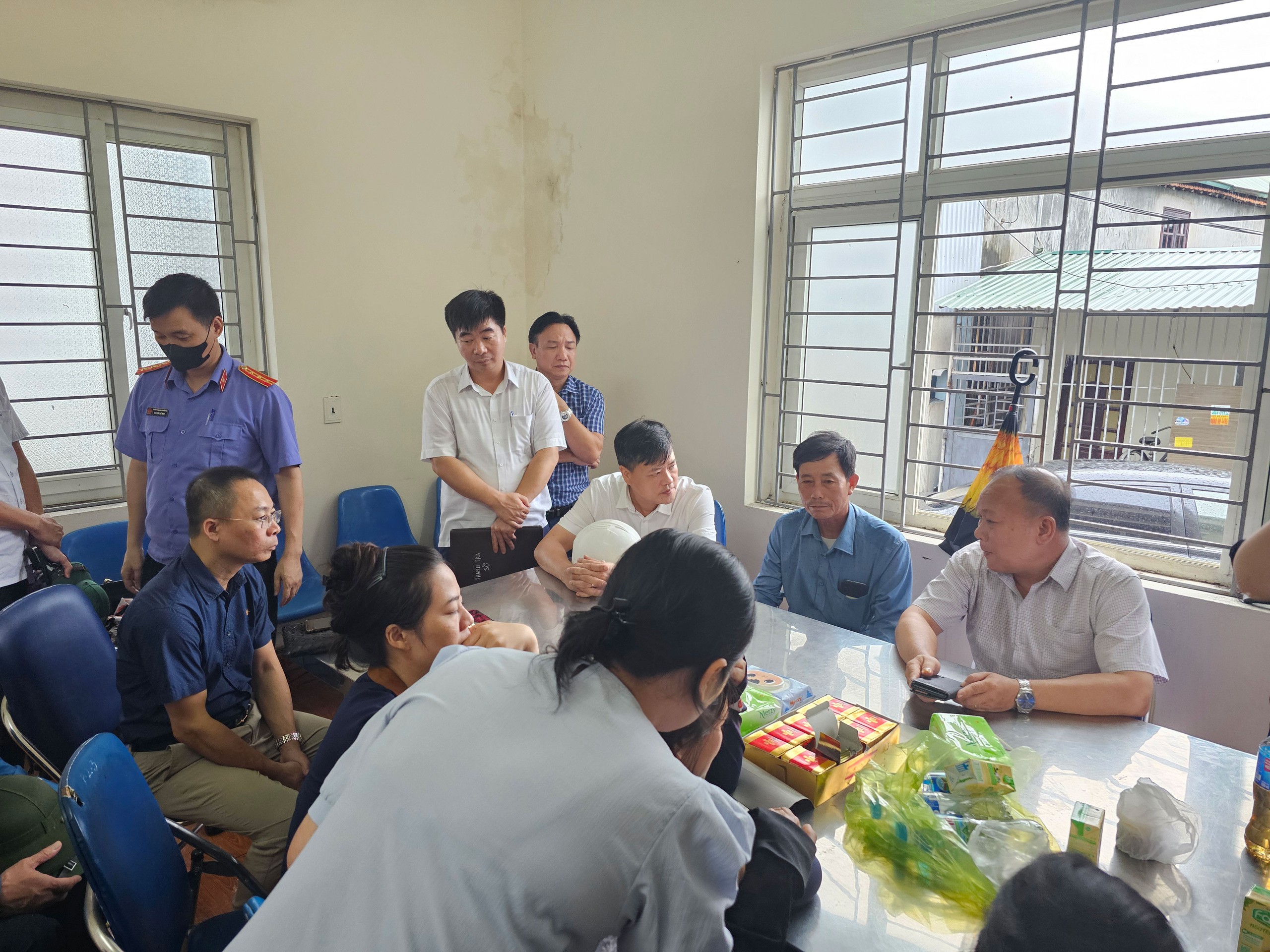 Ch&iacute;nh quyền v&agrave; c&aacute;c ban, ng&agrave;nh thăm hỏi, động vi&ecirc;n gia đ&igrave;nh c&aacute;c nạn nh&acirc;n trong vụ tai nạn lao động tại C&ocirc;ng ty Than H&ograve;n Gai - TKV (tỉnh Quảng Ninh) Ảnh: TRỌNG ĐỨC