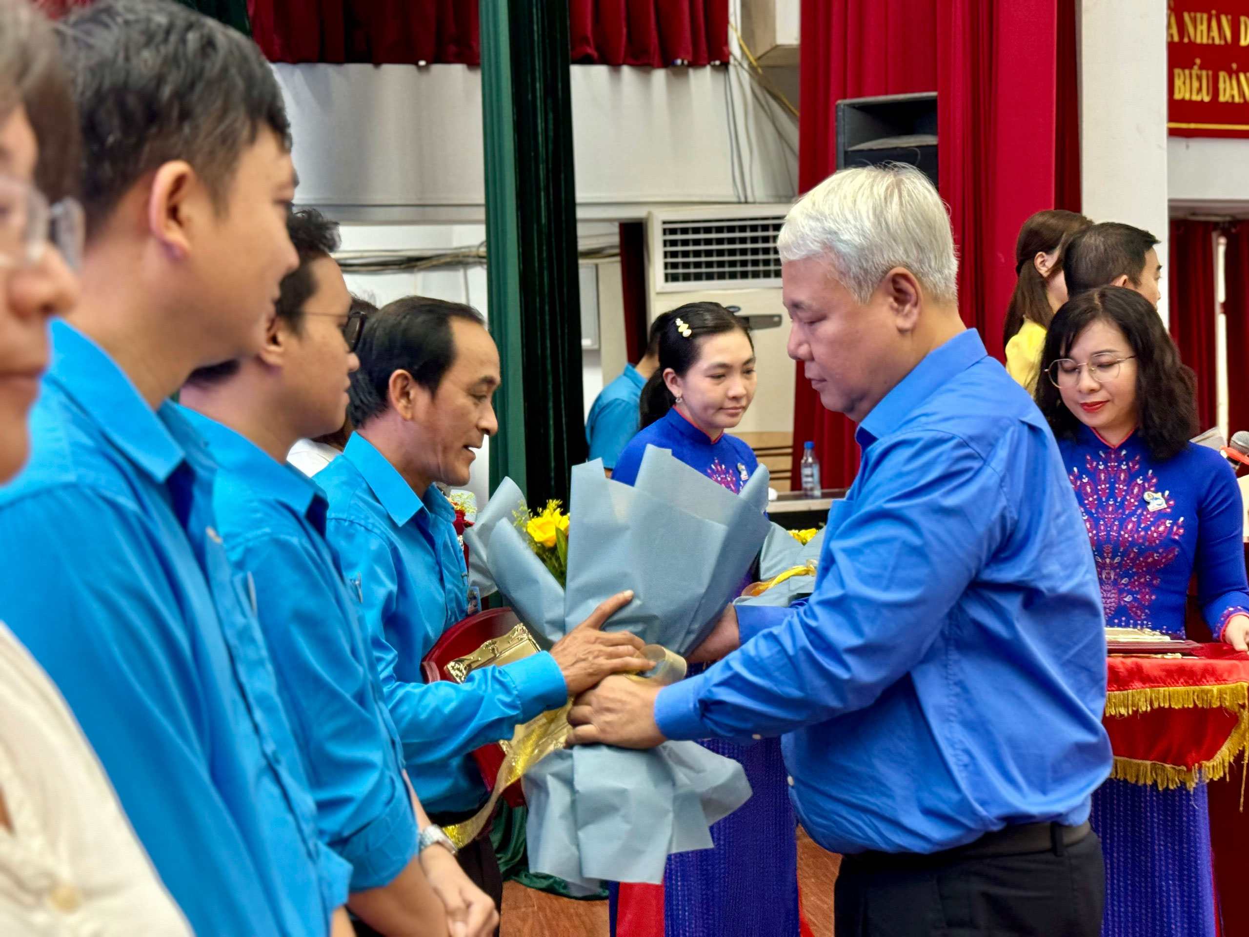 &Ocirc;ng V&otilde; Khắc Th&aacute;i, Chủ tịch LĐLĐ TP HCM, vinh danh c&aacute;c chủ doanh nghiệp ti&ecirc;u biểu v&igrave; người lao động tại quận 5 Ảnh: MỸ HẠ