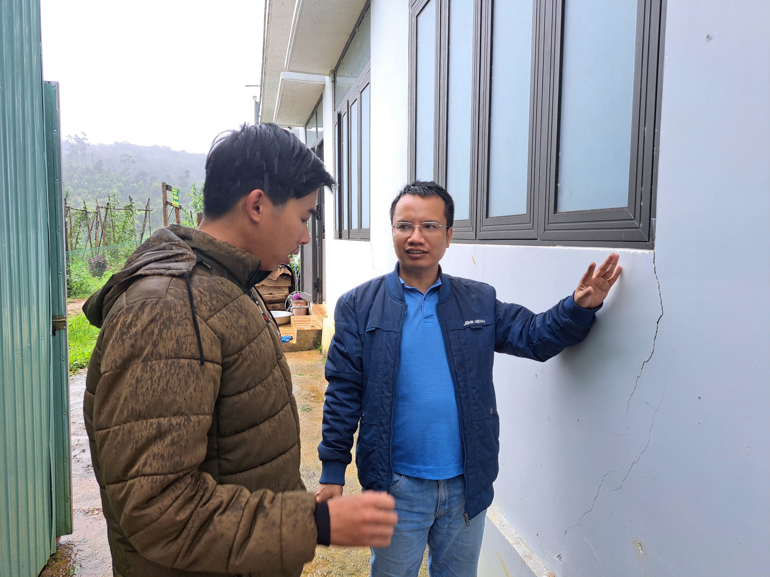 C&aacute;n bộ Viện Vật l&yacute; địa cầu v&agrave;o v&ugrave;ng t&acirc;m chấn động đất ở Kon Tum- Ảnh 1.