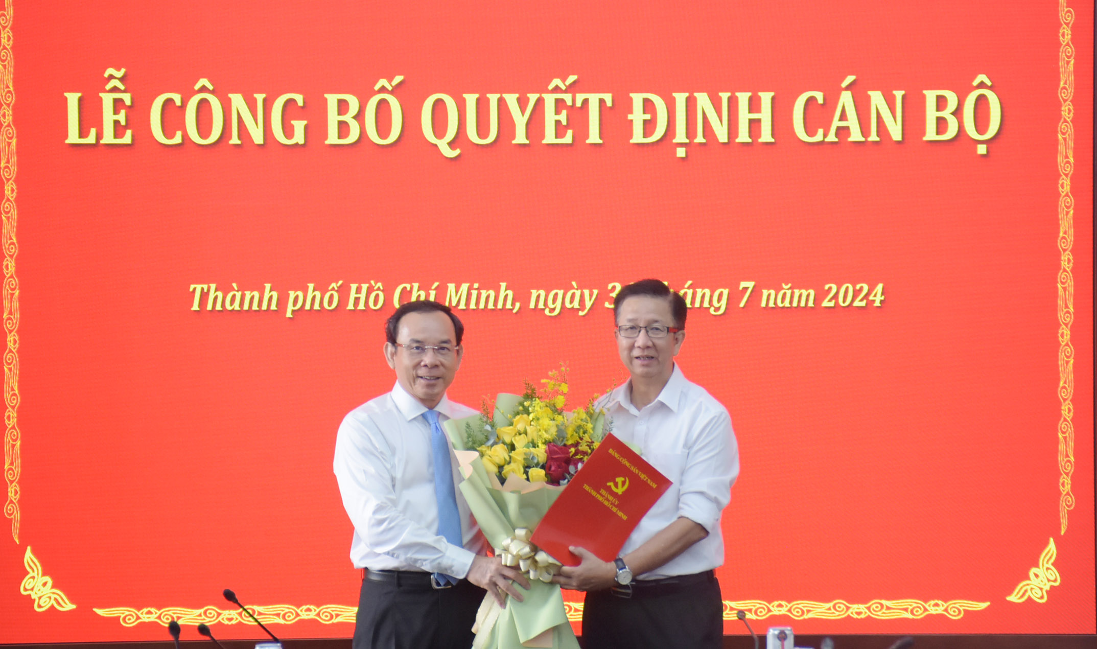 B&iacute; thư Th&agrave;nh ủy TP HCM trao quyết định nghỉ hưu cho &ocirc;ng Phạm Đức Hải- Ảnh 1.