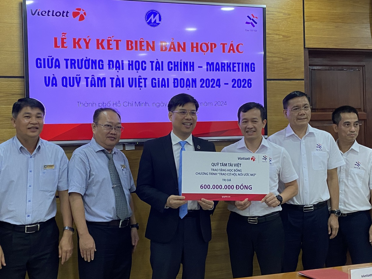 Vietlott t&agrave;i trợ học bổng 600 triệu đồng cho sinh vi&ecirc;n Trường ĐH T&agrave;i ch&iacute;nh - Marketing- Ảnh 1.