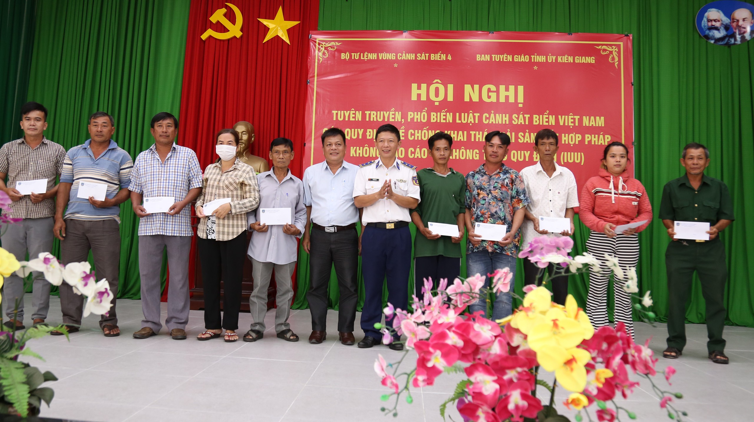 Vùng Cảnh sát biển 4 trao cờ Tổ quốc và tuyên truyền về IUU- Ảnh 7.