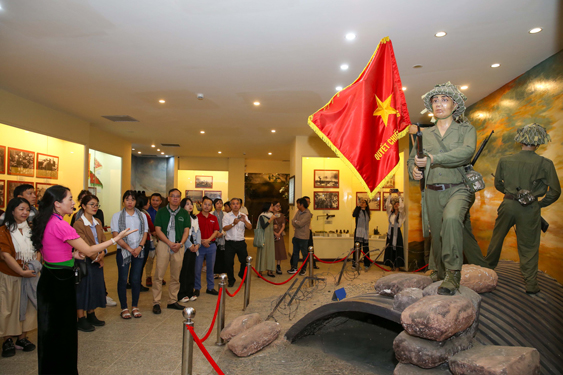 Đoàn cán bộ tuyên giáo, báo chí, xuất bản TP HCM thăm Bảo tàng Chiến thắng lịch sử Điện Biên Phủ v&agrave;o th&aacute;ng 12-2023 Ảnh: HOÀNG TRIỀU