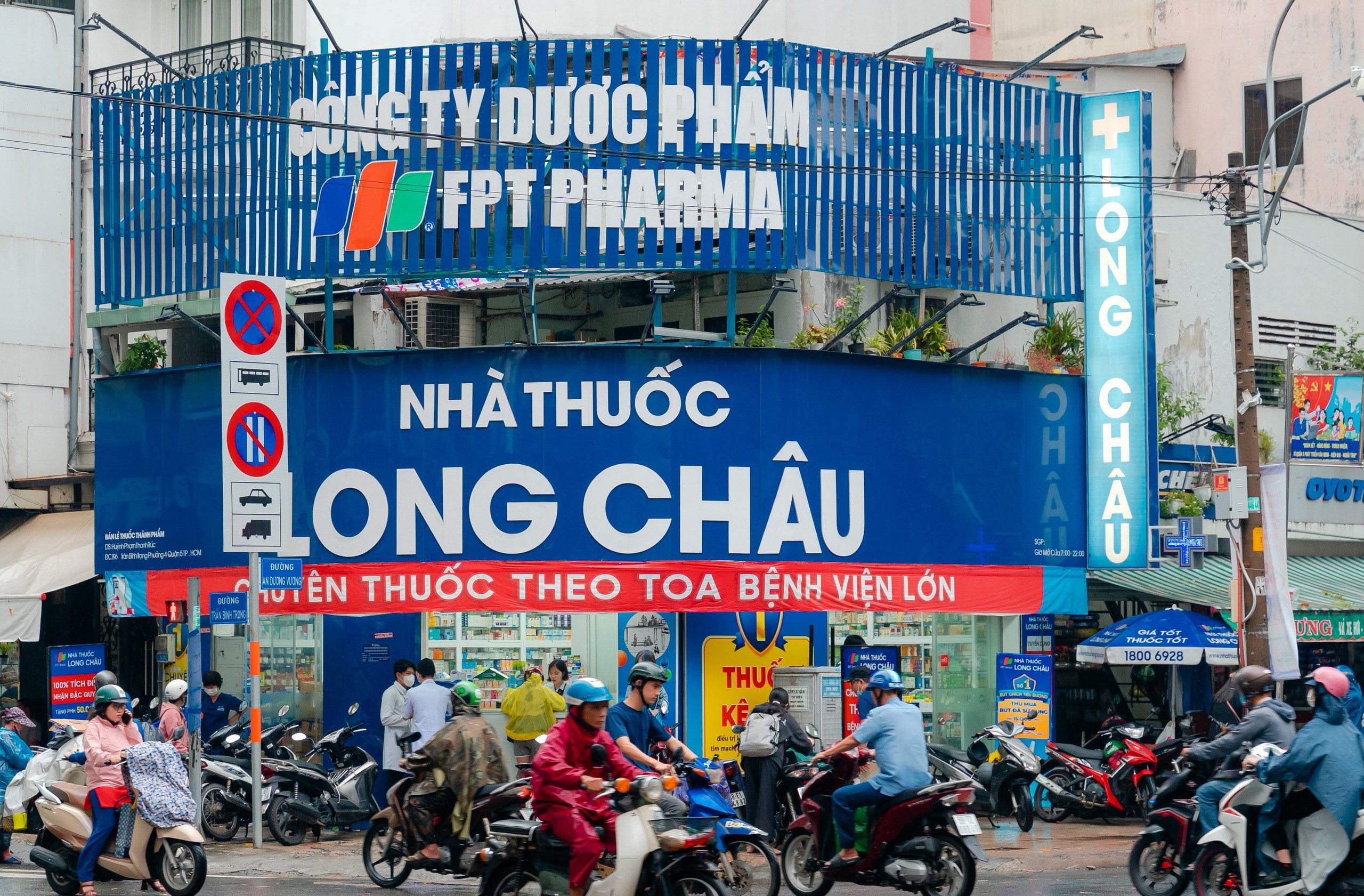 Hai "&ocirc;ng lớn" b&aacute;n lẻ đ&oacute;ng th&ecirc;m cả trăm cửa h&agrave;ng FPT Shop v&agrave; Điện M&aacute;y Xanh- Ảnh 1.