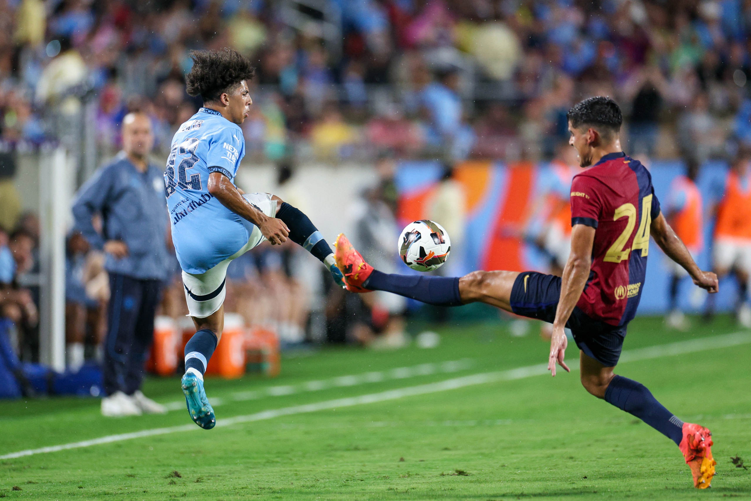 Oscar Bobb (Man City, 52) đối đầu c&ugrave;ng Gerard Martin (24)