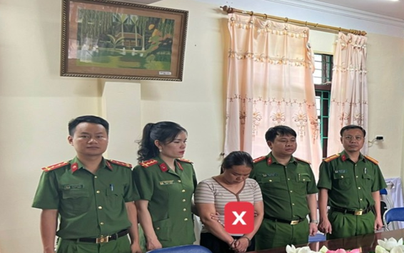 Bắt một nữ c&ocirc;ng chứng vi&ecirc;n