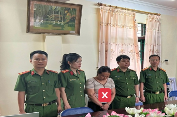 Bắt một nữ c&ocirc;ng chứng vi&ecirc;n- Ảnh 1.