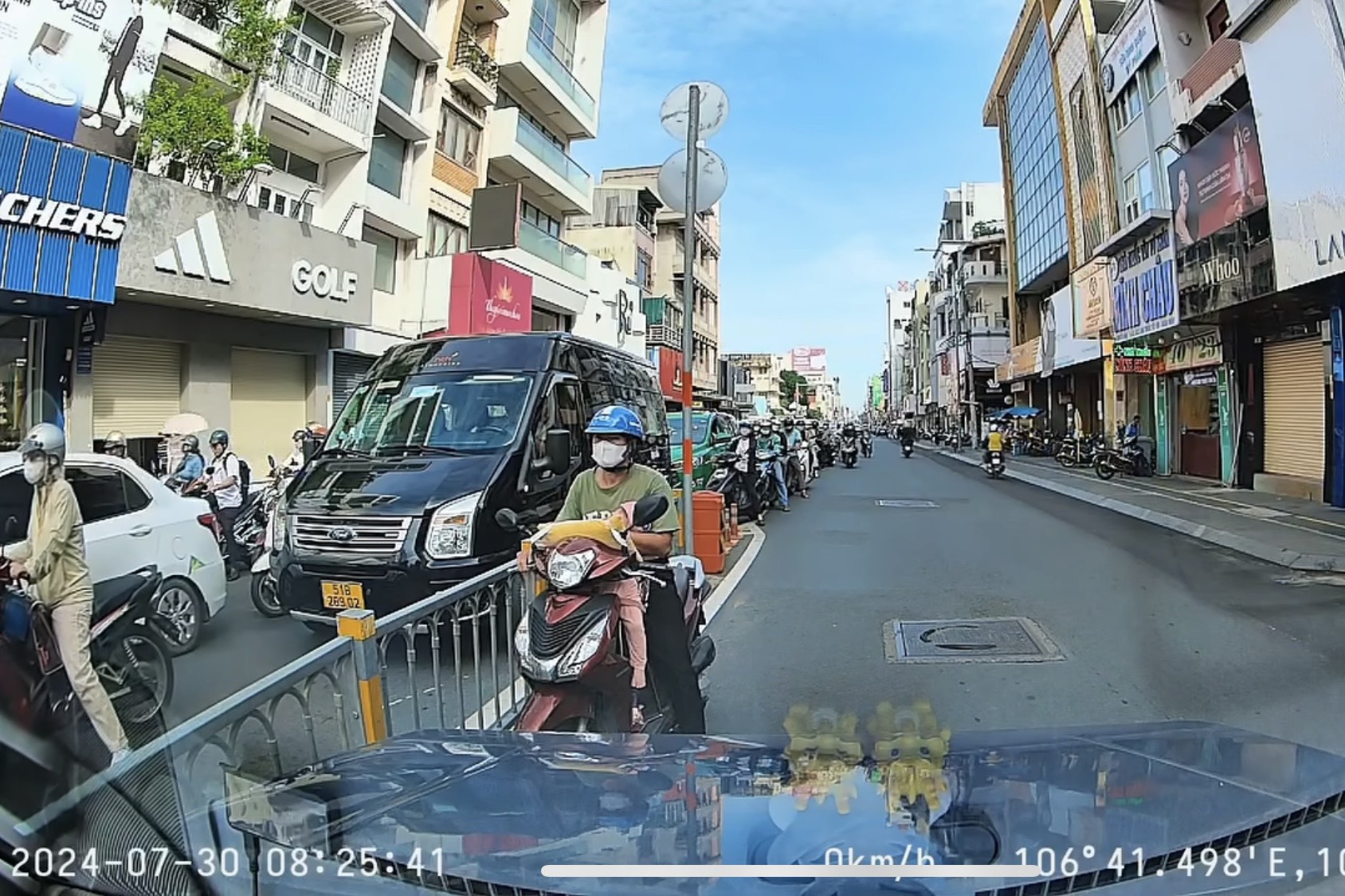 Bức x&uacute;c clip người đ&agrave;n &ocirc;ng bế theo em b&eacute; g&acirc;y cản trở giao th&ocirc;ng ở trung t&acirc;m TP HCM- Ảnh 1.