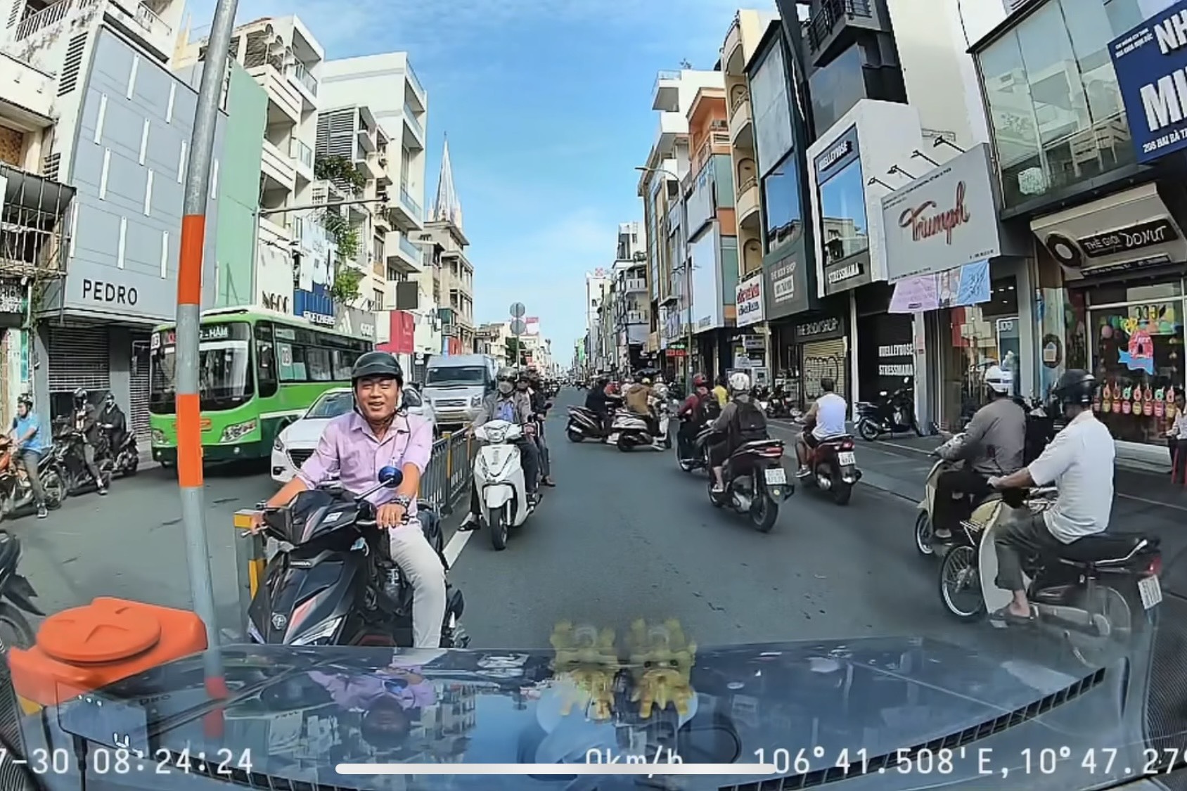 Bức x&uacute;c clip người đ&agrave;n &ocirc;ng bế theo em b&eacute; g&acirc;y cản trở giao th&ocirc;ng ở trung t&acirc;m TP HCM- Ảnh 2.