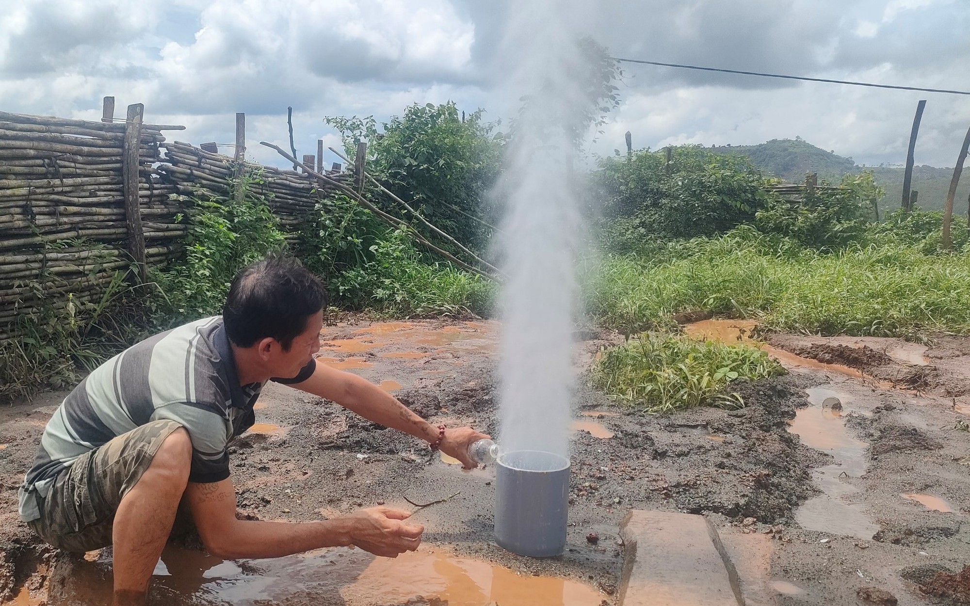 Chuyện lạ: Giếng nước tr&ecirc;n đỉnh đồi bỗng phun cao h&agrave;ng chục m&eacute;t