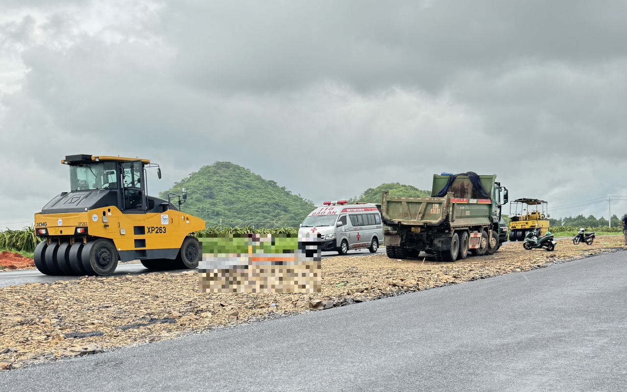 Nam công nhân bị xe lu cán tử vong khi đang thi công thảm nhựa đường