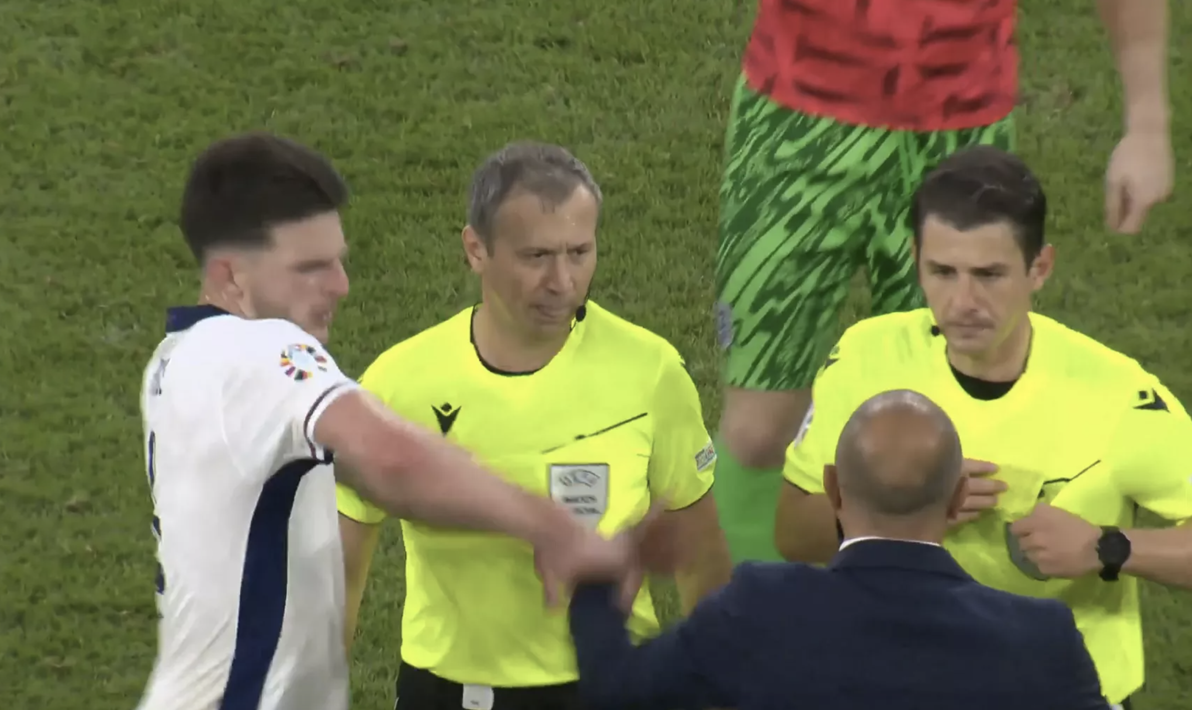 Euro 2024: Chuy&ecirc;n gia đọc khẩu h&igrave;nh tiết lộ Declan Rice lăng mạ HLV Slovakia- Ảnh 1.