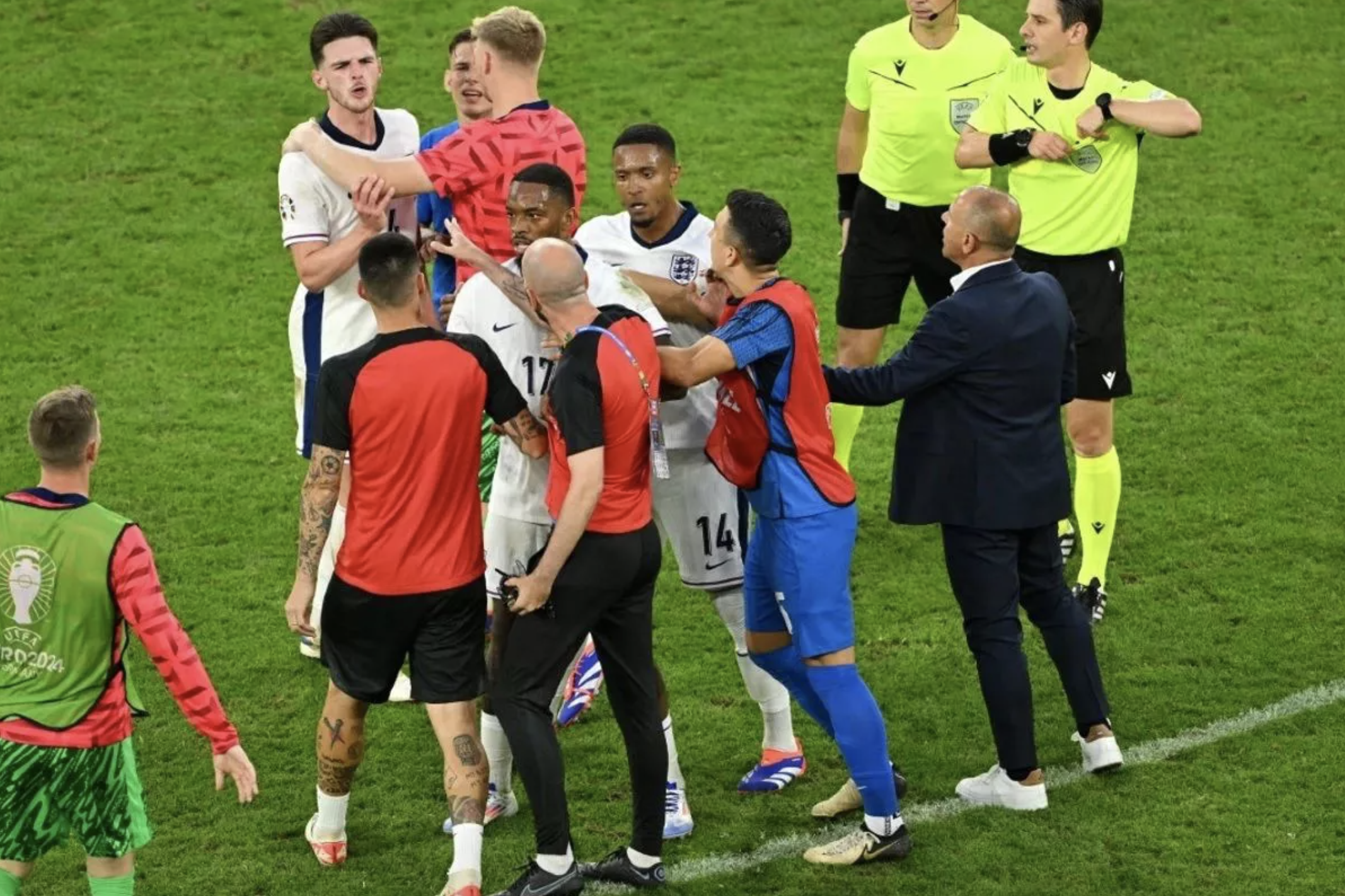 Euro 2024: Chuy&ecirc;n gia đọc khẩu h&igrave;nh tiết lộ Declan Rice lăng mạ HLV Slovakia- Ảnh 2.