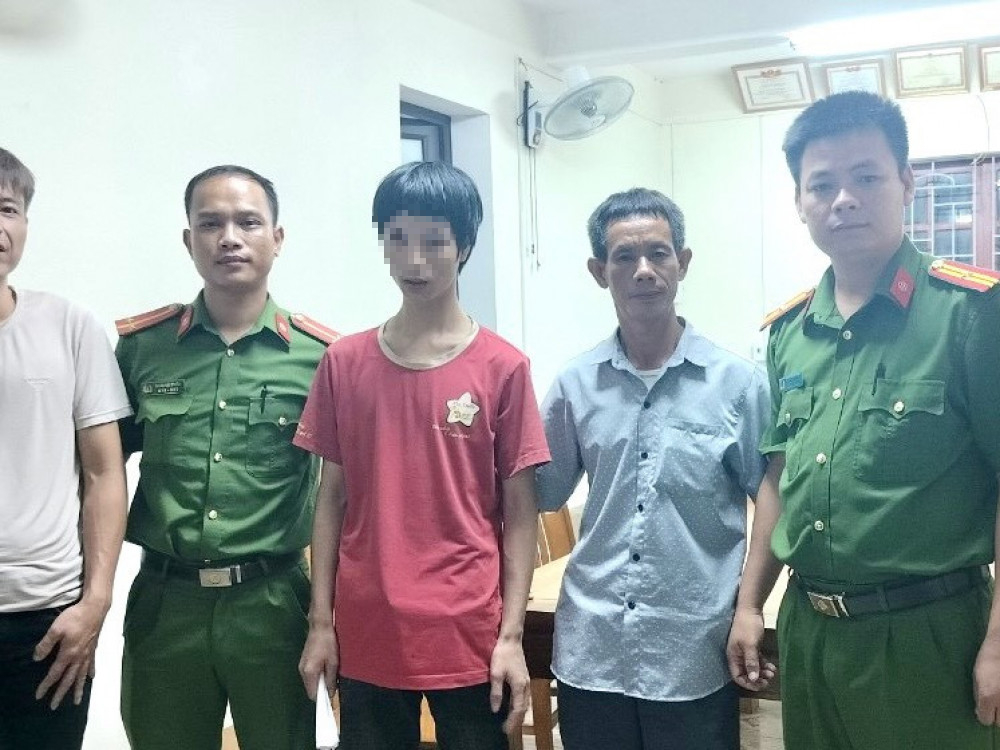 
C&ocirc;ng an x&atilde; gi&uacute;p một c&ocirc;ng d&acirc;n trở về nh&agrave; sau 3 th&aacute;ng đi lạc
- Ảnh 1.