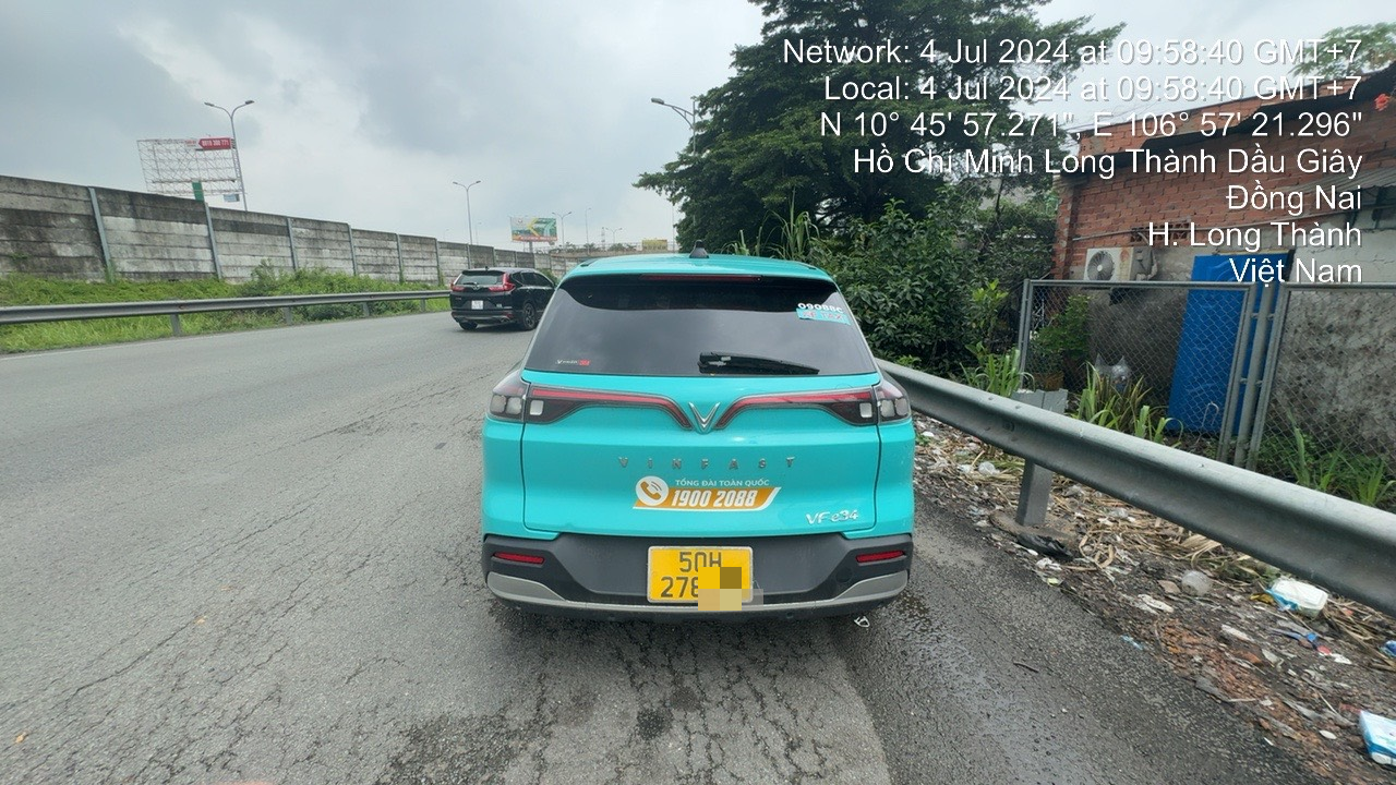 Taxi công nghệ chạy ngược chiều trên đường cao tốc TP HCM - Long Thành - Dầu Giây- Ảnh 2.