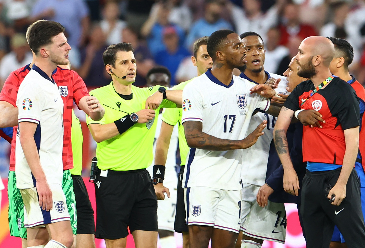 Euro 2024: Chuy&ecirc;n gia đọc khẩu h&igrave;nh tiết lộ Declan Rice lăng mạ HLV Slovakia- Ảnh 3.