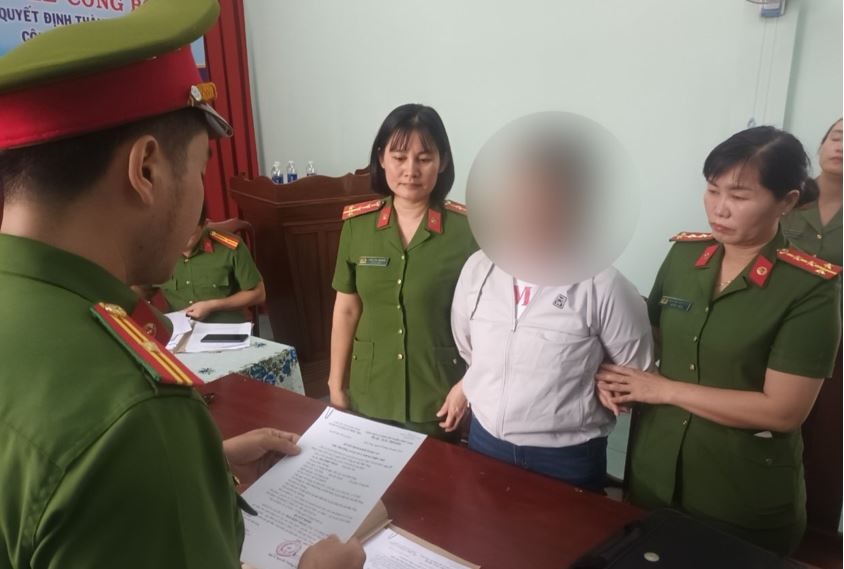 Bắt giữ 1 phụ nữ vu khống cả mẹ đẻ, con ruột, công an, linh mục- Ảnh 1.