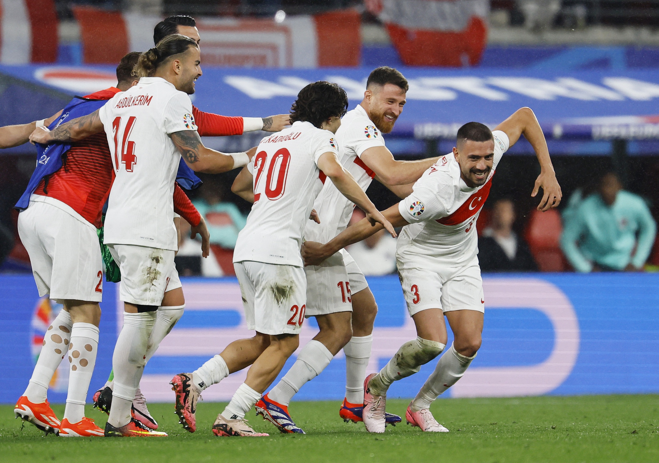 Demiral (3) ghi cả hai bàn trong chiến thắng 2-1 trước Áo