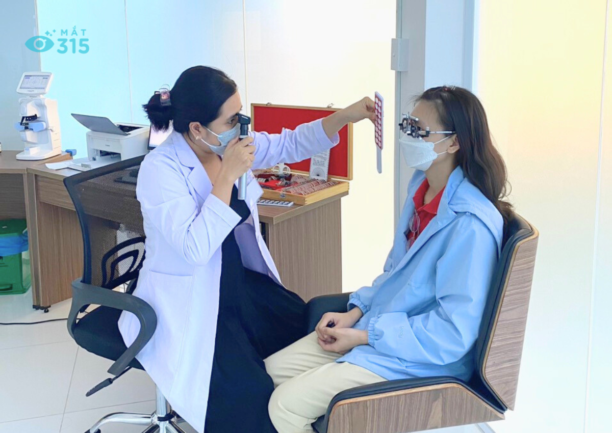 Bí quyết chăm sóc bảo vệ mắt vào mùa mưa- Ảnh 1.