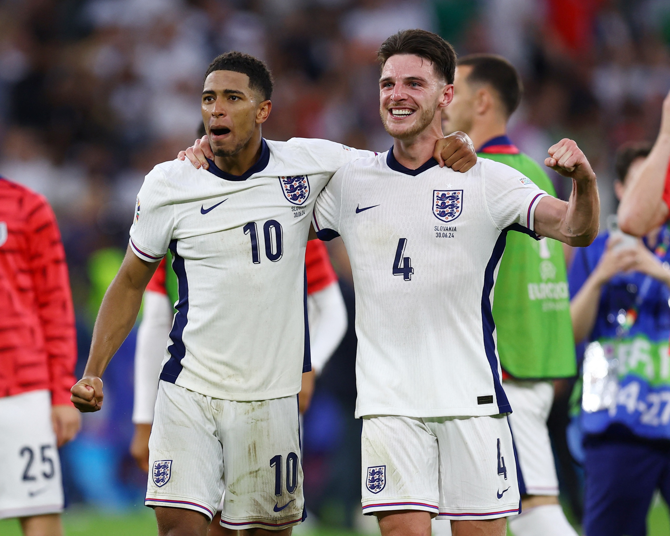 Euro 2024: Chuy&ecirc;n gia đọc khẩu h&igrave;nh tiết lộ Declan Rice lăng mạ HLV Slovakia- Ảnh 4.