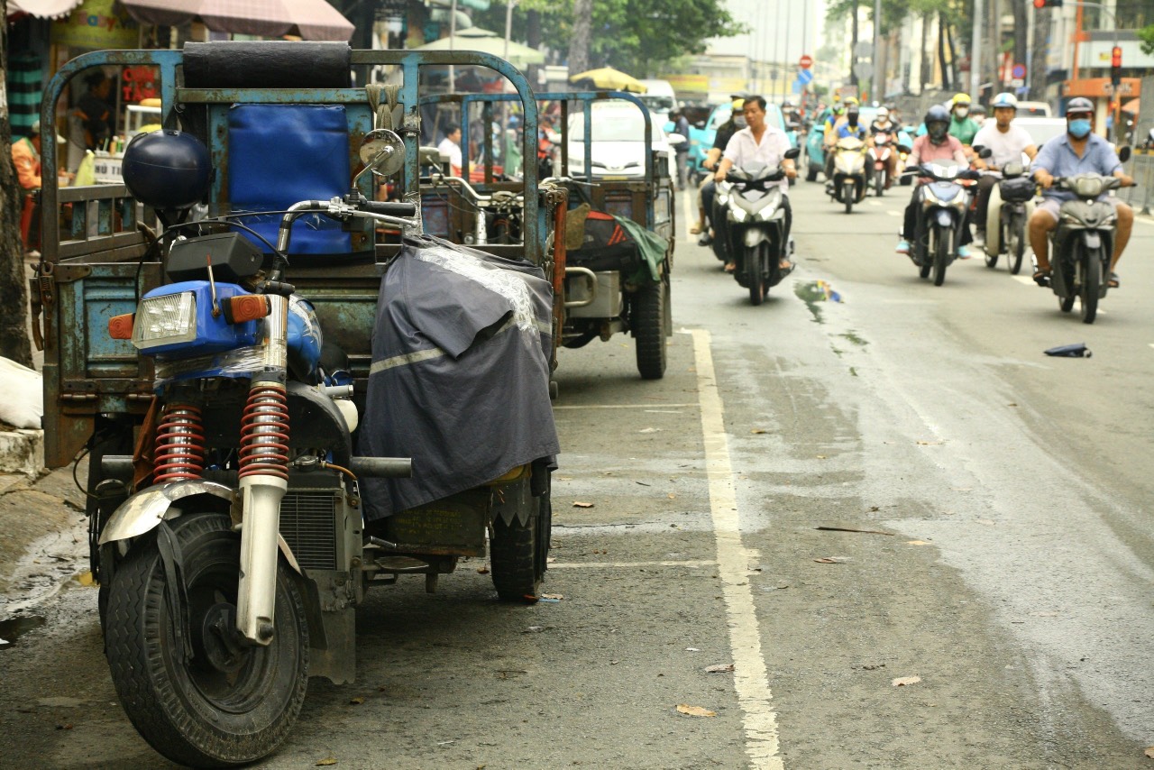 Thu phí ô tô đỗ ở lòng đường: Chưa hết khó- Ảnh 4.