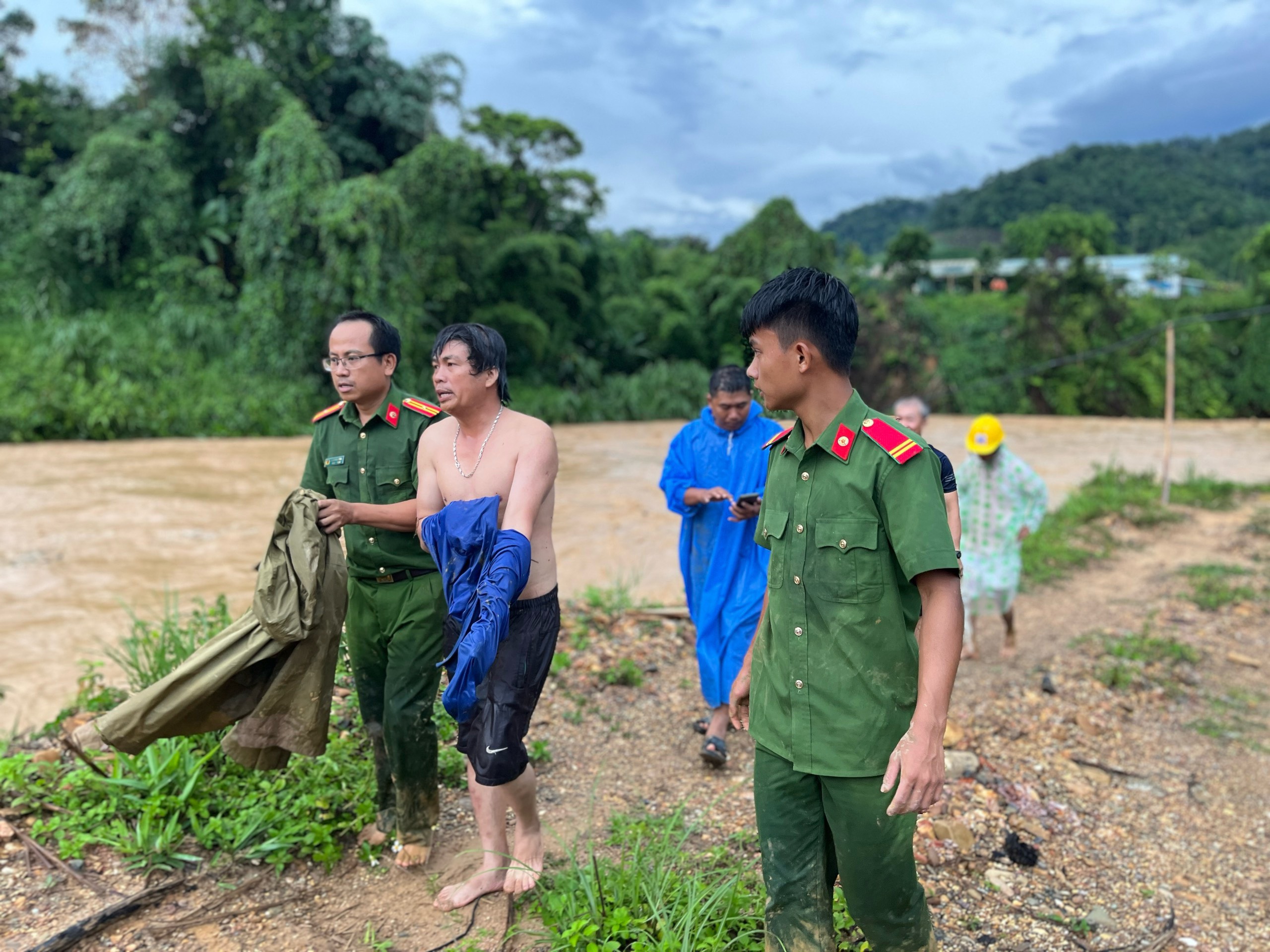 Bộ trưởng Lương Tam Quang gửi thư khen C&ocirc;ng an huyện T&acirc;y Giang- Ảnh 2.