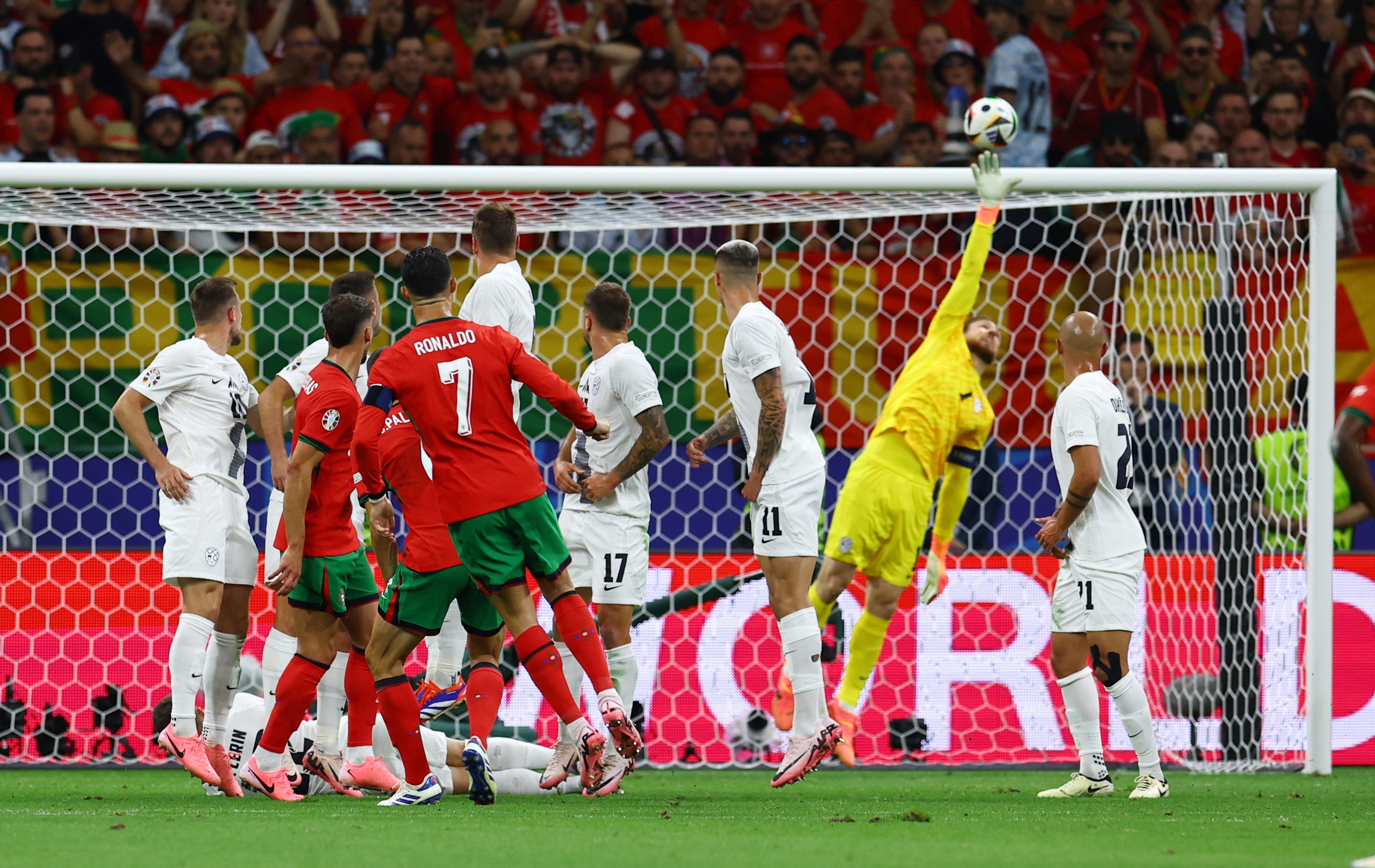 Euro 2024: Ronaldo v&agrave; kỷ lục... tịt ng&ograve;i kh&ocirc;ng mong muốn- Ảnh 9.