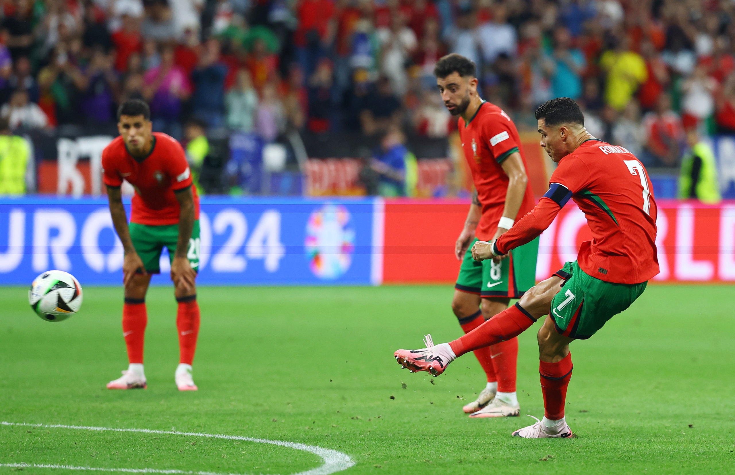 Euro 2024: Ronaldo v&agrave; kỷ lục... tịt ng&ograve;i kh&ocirc;ng mong muốn- Ảnh 8.