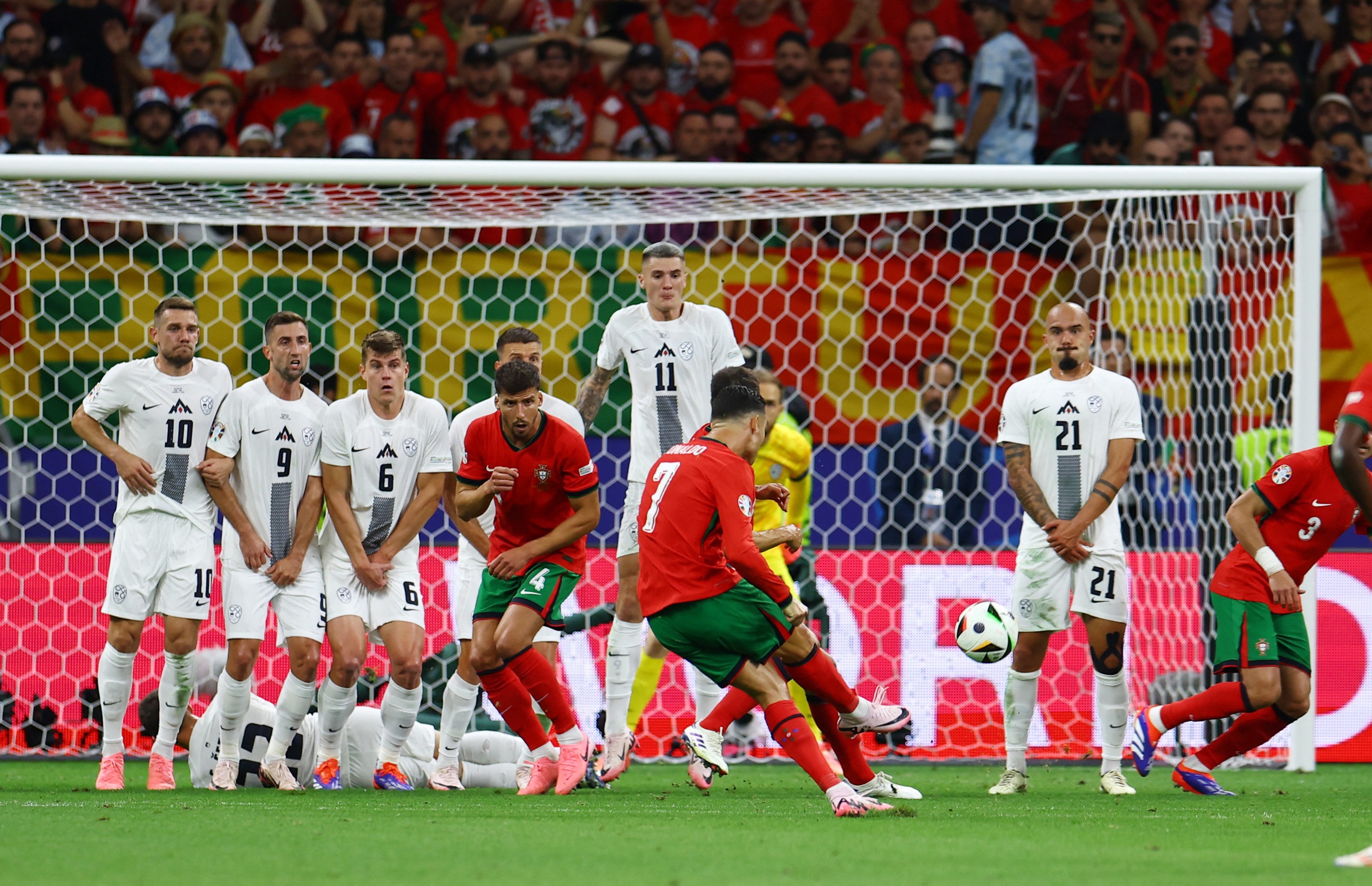 Euro 2024: Ronaldo v&agrave; kỷ lục... tịt ng&ograve;i kh&ocirc;ng mong muốn- Ảnh 7.