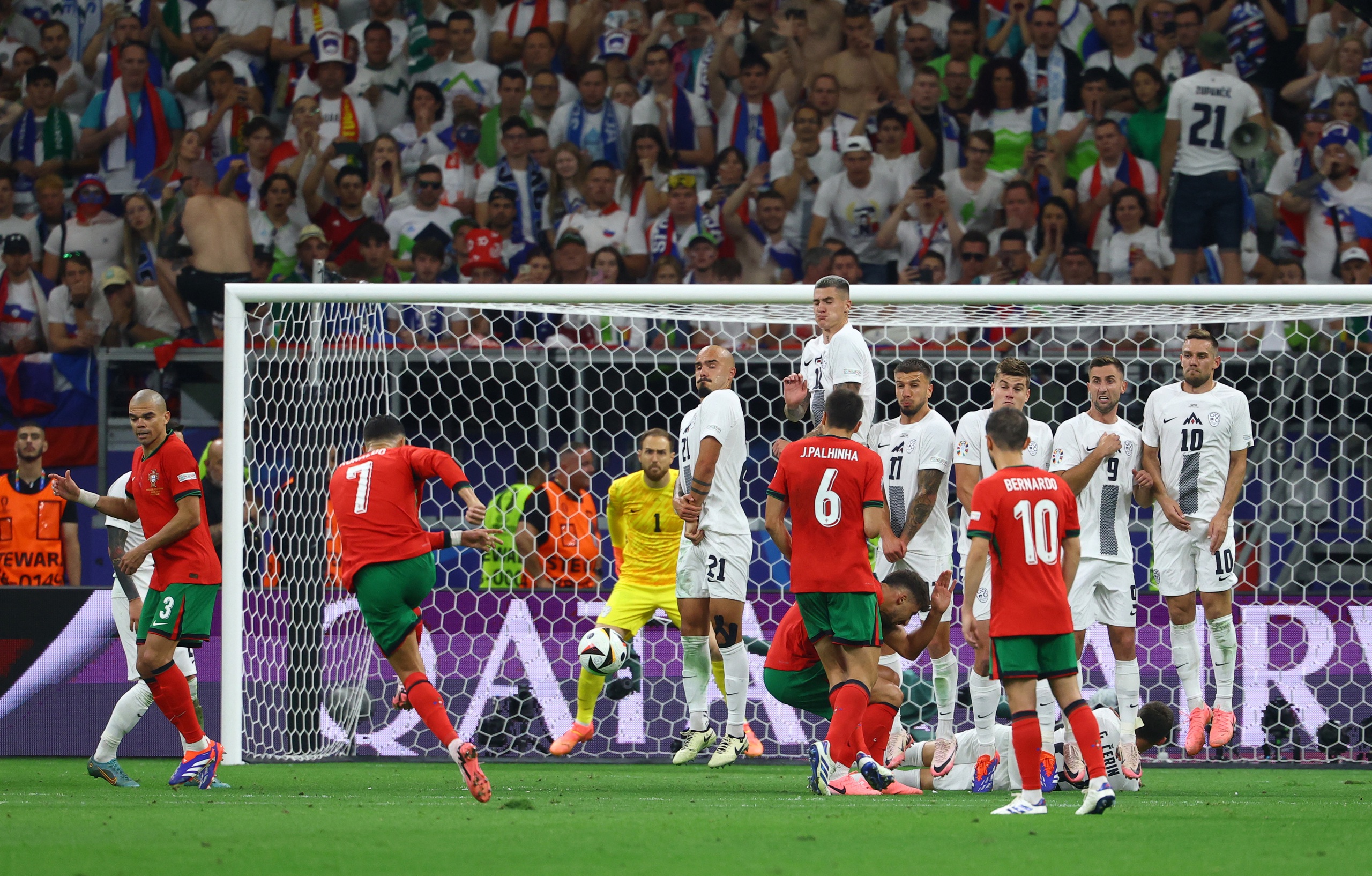 Euro 2024: Ronaldo v&agrave; kỷ lục... tịt ng&ograve;i kh&ocirc;ng mong muốn- Ảnh 6.