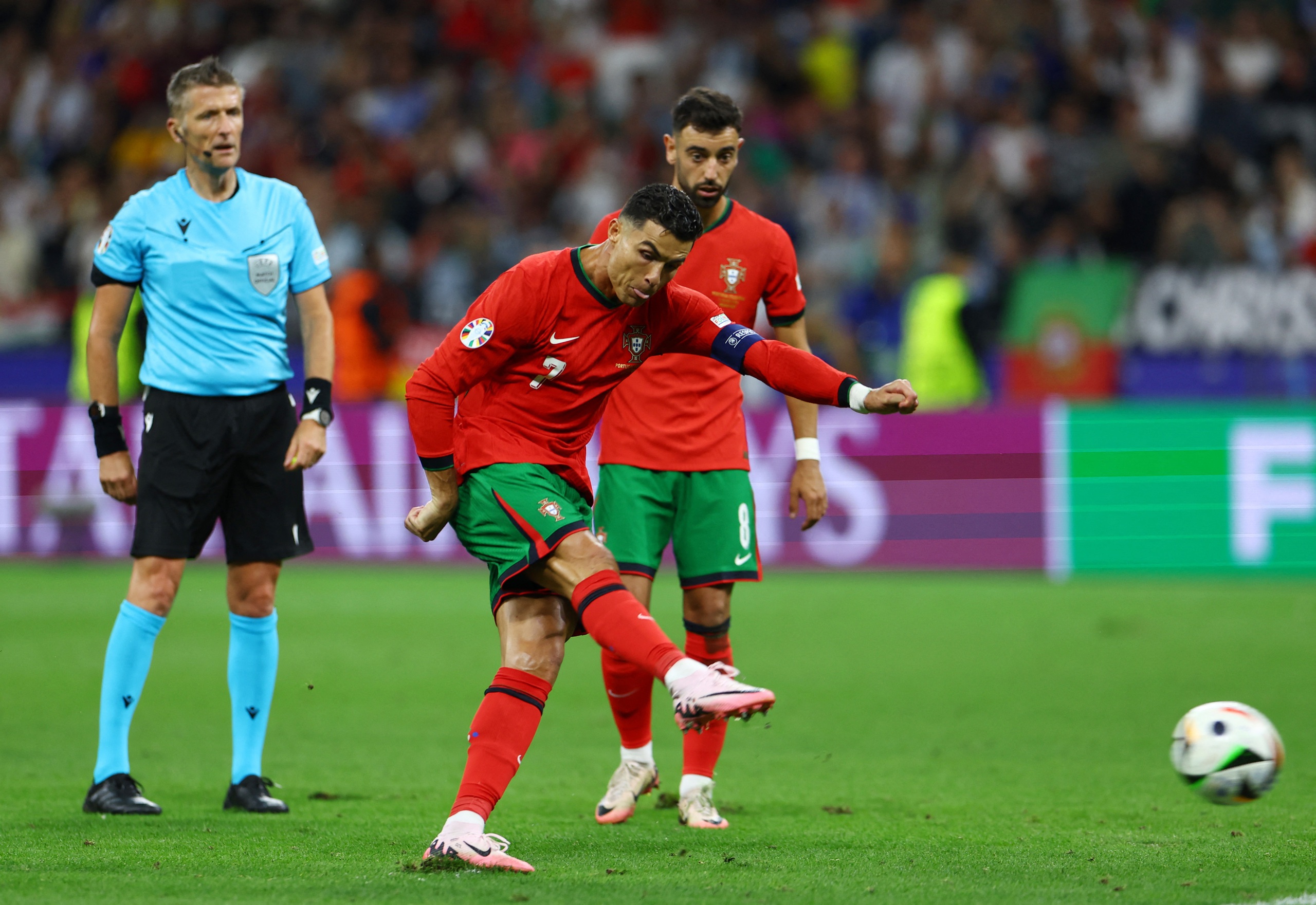 Euro 2024: Ronaldo v&agrave; kỷ lục... tịt ng&ograve;i kh&ocirc;ng mong muốn- Ảnh 5.