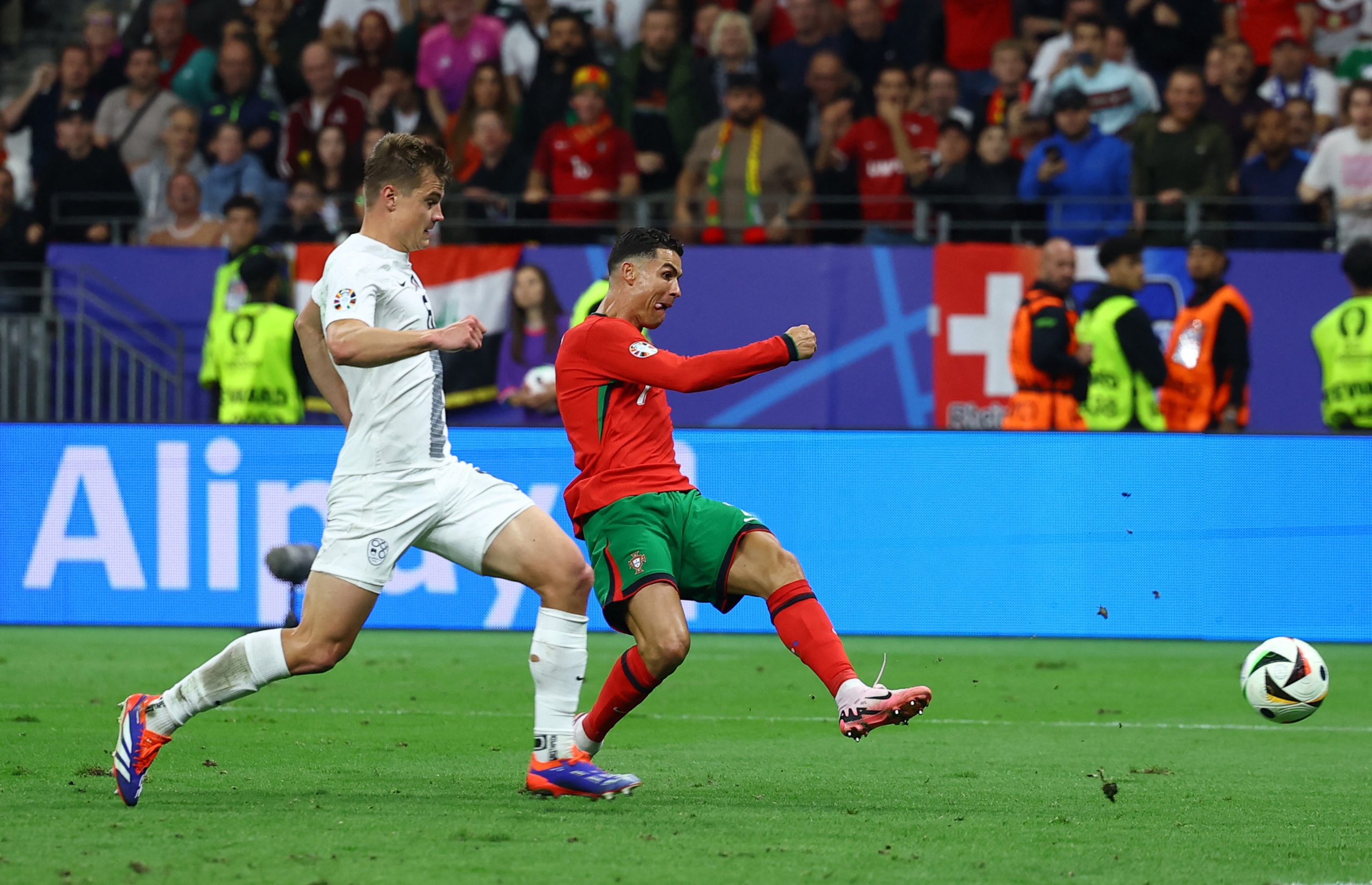 Euro 2024: Ronaldo v&agrave; kỷ lục... tịt ng&ograve;i kh&ocirc;ng mong muốn- Ảnh 1.