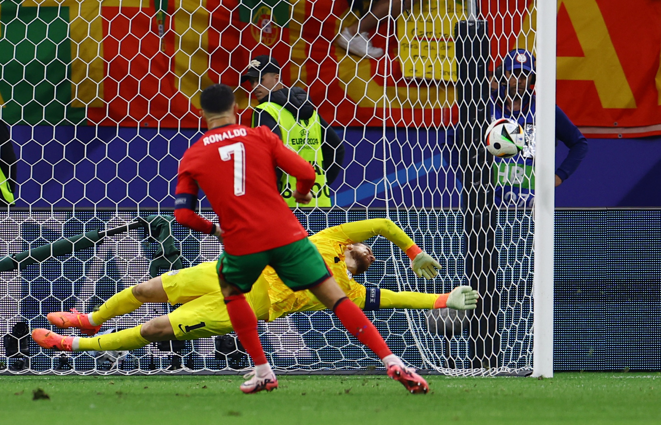 Euro 2024: Ronaldo v&agrave; kỷ lục... tịt ng&ograve;i kh&ocirc;ng mong muốn- Ảnh 15.