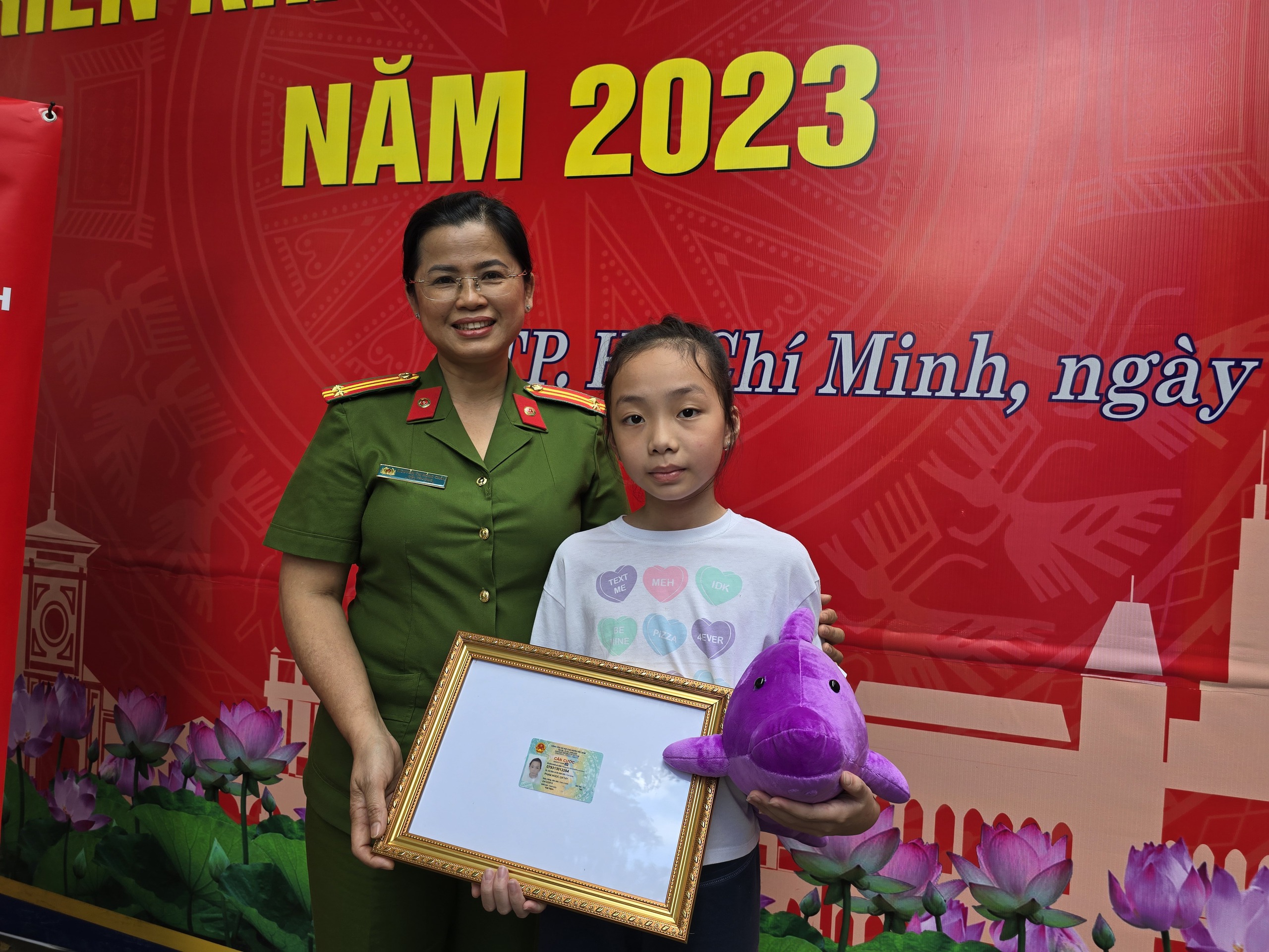 Những công dân TP HCM đầu tiên nhận căn cước có thu thập mống mắt- Ảnh 1.