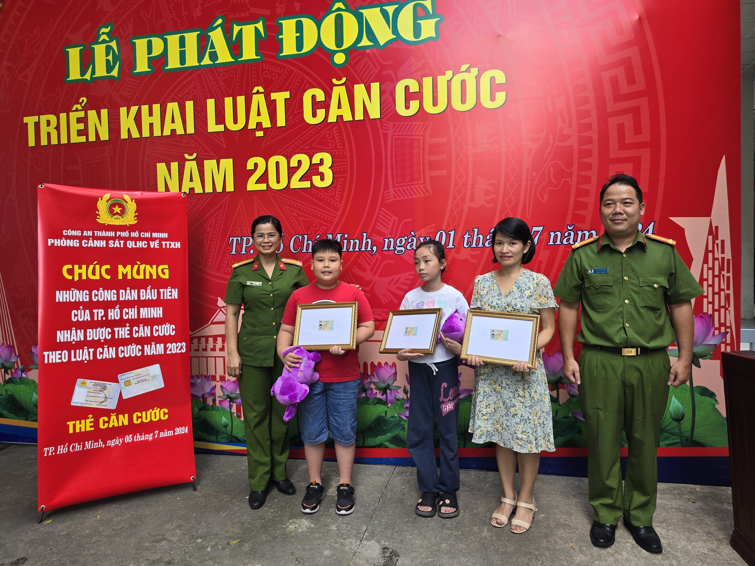 Những công dân TP HCM đầu tiên nhận căn cước có thu thập mống mắt- Ảnh 2.