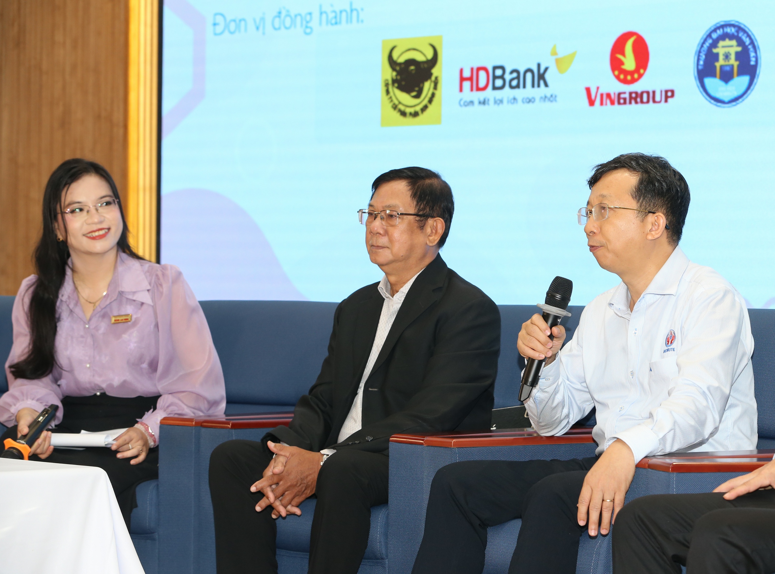 TS Trần Thanh Thưởng, Trưởng Ph&ograve;ng Tuyển sinh v&agrave; C&ocirc;ng t&aacute;c sinh vi&ecirc;n - Trường ĐH Sư phạm Kỹ thuật TP HCM, tư vấn cho th&iacute; sinh tại buổi tư vấn trực tuyếnẢnh: HO&Agrave;NG TRIỀU