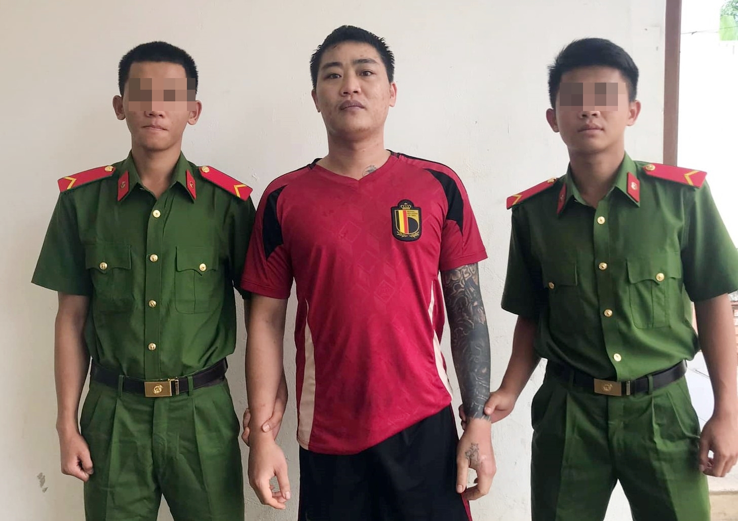 Thanh niên lừa đảo yêu cầu nạn nhân giao tiền tại... cổng trụ sở công an- Ảnh 1.