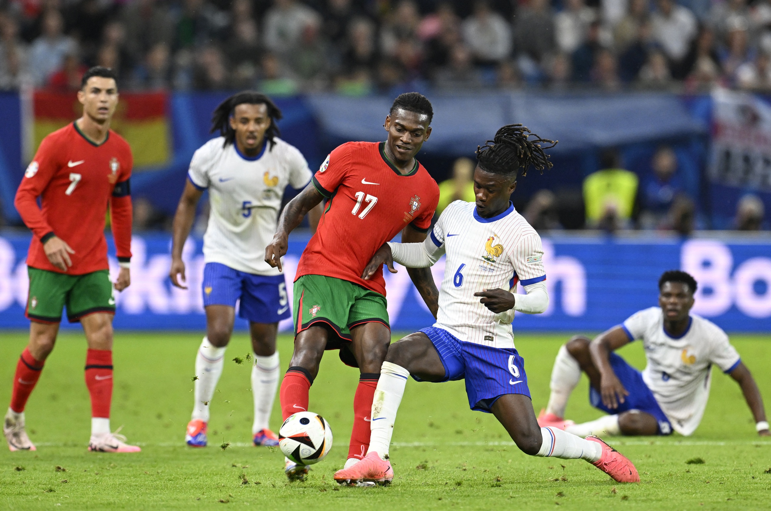 Eduardo Camavinga ngăn cản pha đi b&oacute;ng của Rafael Leao