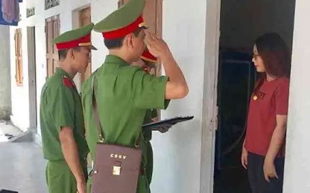 Kiểm tra cư trú lúc nửa đêm, người dân được từ chối?
