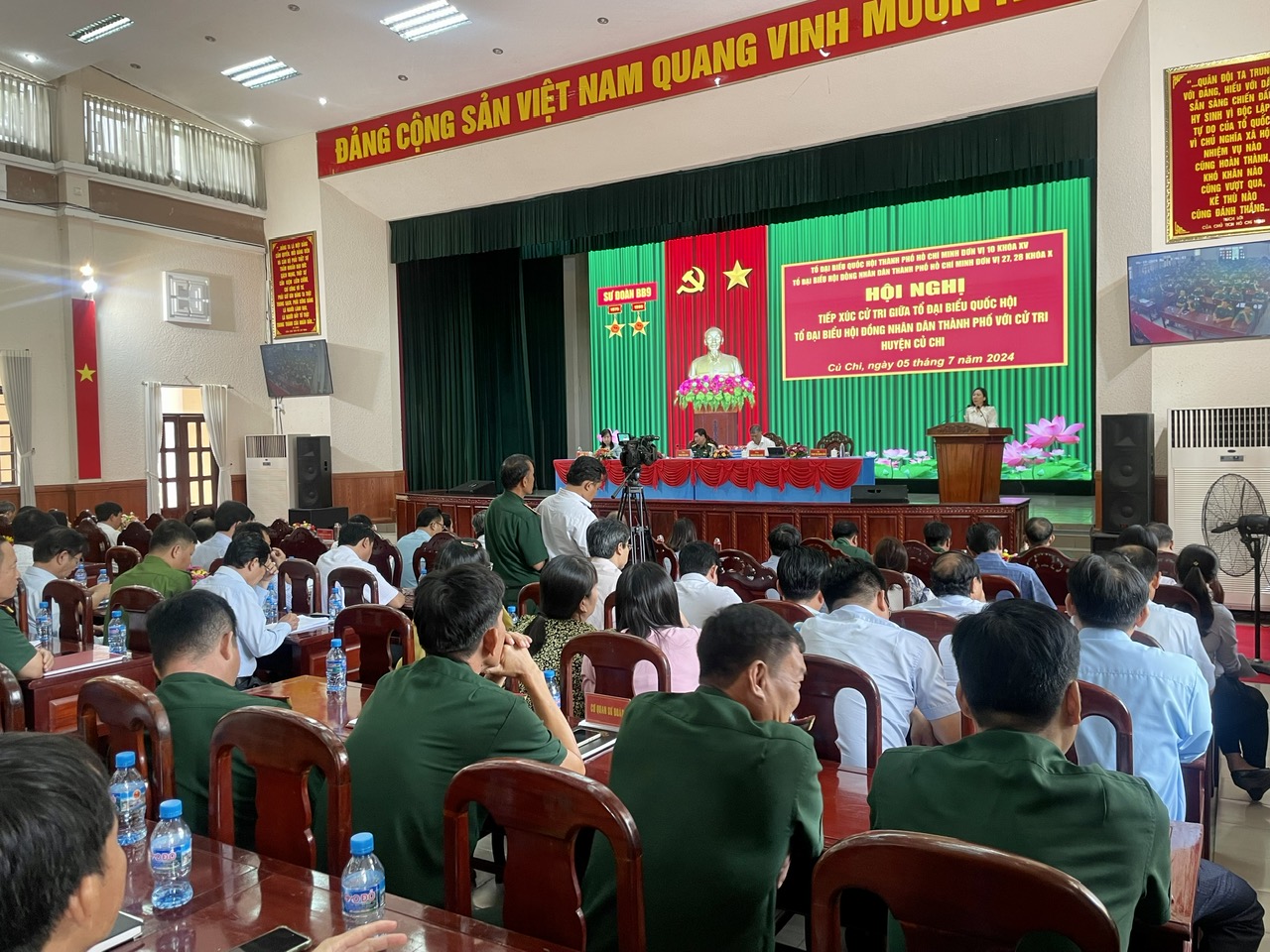 Thiếu tướng Phan Văn Xựng trả lời cử tri về nhà ở xã hội cho quân nhân- Ảnh 1.