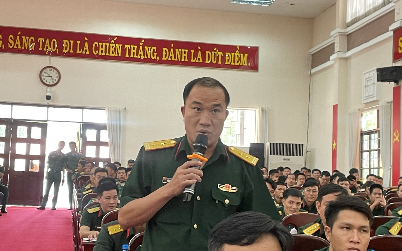 Thiếu tướng Phan Văn Xựng trả lời cử tri về nhà ở xã hội cho quân nhân